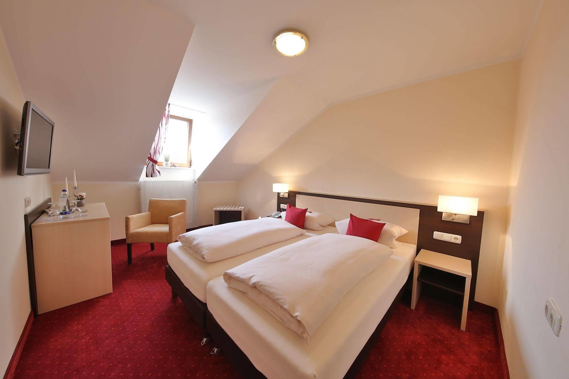 Hotel Bockmaier Oberpframmern Exterior photo